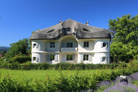 Das Haus Duldeck, geplant von Rudolf Steiner und seit 2002 Sitz des Rudolf-Steiner-Archivs, wo Steiners Werk kritisch untersucht wird.