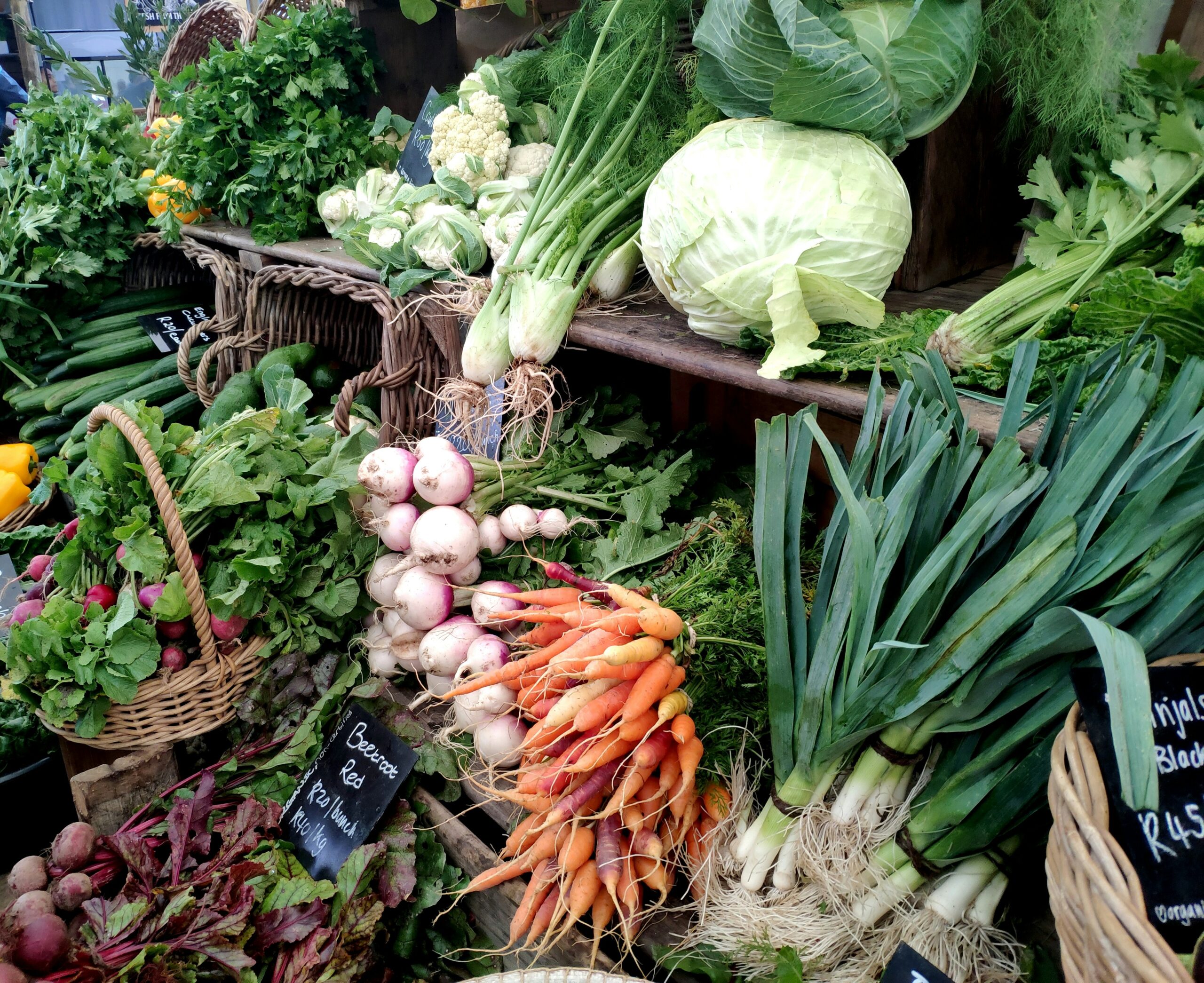 Frischer Bio-Gemüsestand mit Karotten, Lauch, Kohl und Fenchel – Symbol für die Bio-Branche und den Wandel im Schweizer Alnatura-Markt.
