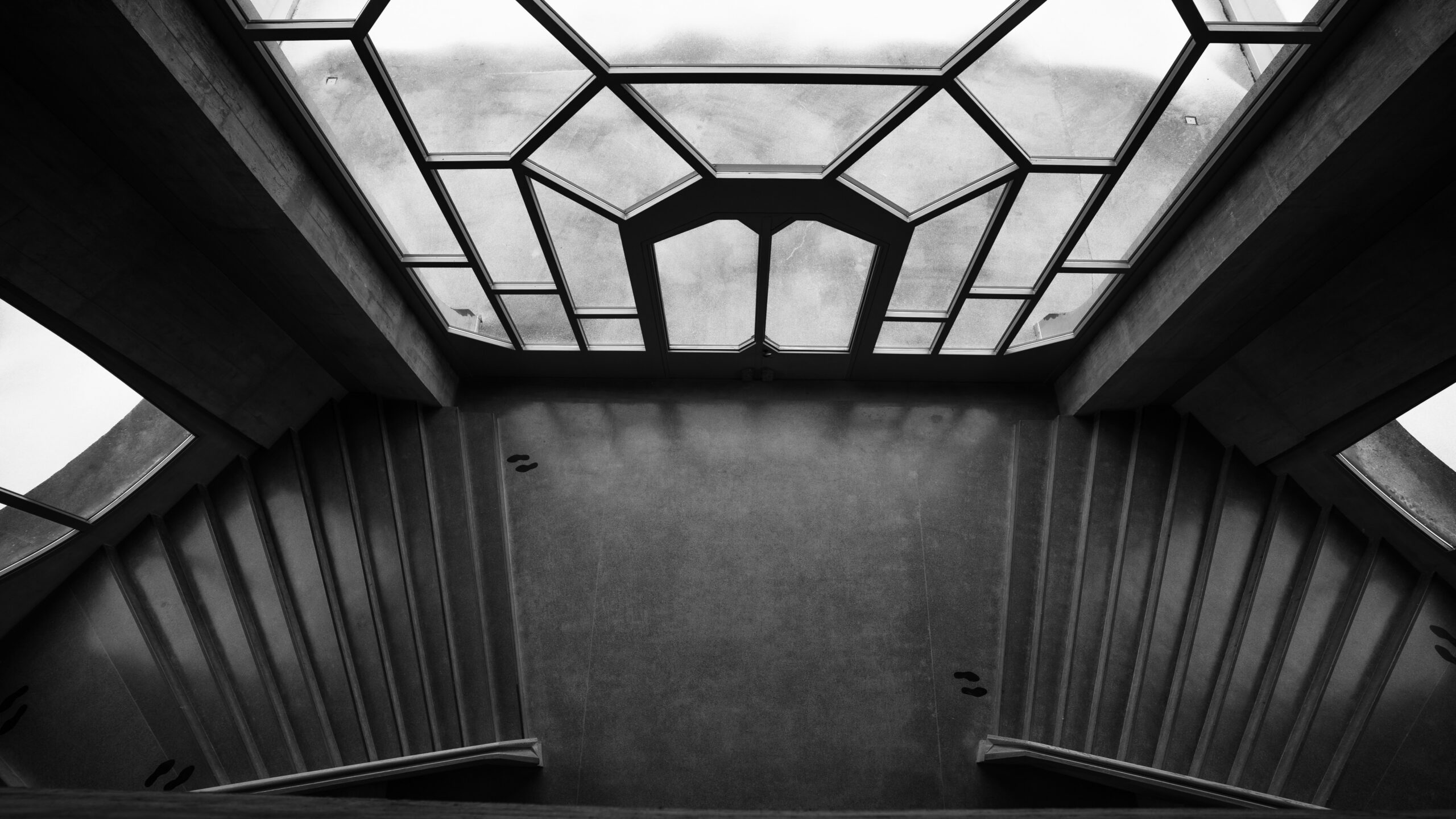 Treppenaufgang mit geometrischen Fenstern – anthroposophische Architektur im Goetheanum.