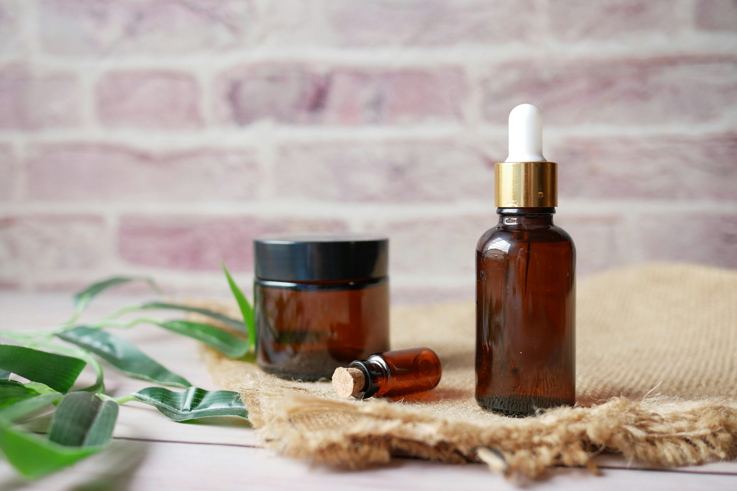 Braunglasflaschen mit Naturheilmitteln – Symbol für die Beliebtheit von Alternativmedizin in Österreich.